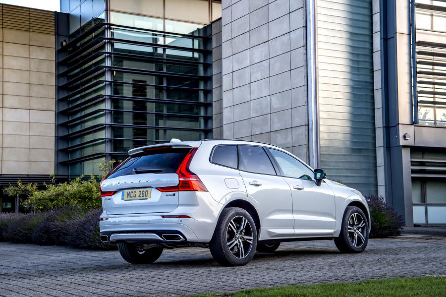  Volvo XC60 B4 R-Design 2019 года  (UK) (фото 13 из 26)